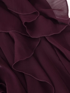 Macro di tessuto chiffon bordeaux con bordi a volant e trama plissettata di alta qualità