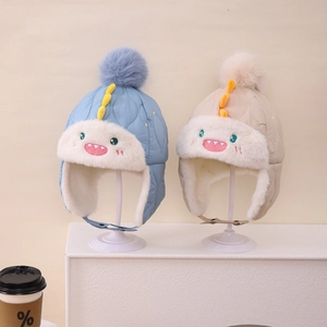 Gorro de invierno para niños con orejeras y pompón en color azul y beige
