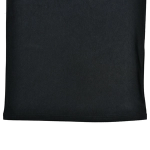Gros plan sur la texture du tissu noir et les coutures de l'ourlet de la robe