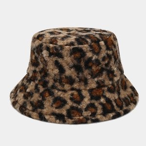 Dettaglio ravvicinato del cappello alla pescatora in pile teddy leopardato in tessuto caldo