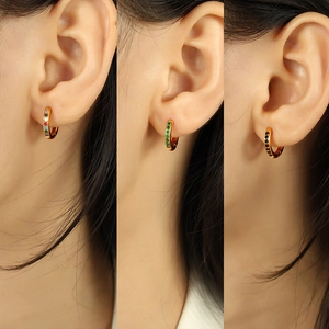 Créoles dorées minimalistes ornées de zircons multicolores, vert émeraude et noirs