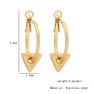 Detaillierte Maße der goldenen Edelstahl-Ohrringe mit geometrischem Dreieck 3,5x1,3 cm