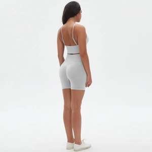 Detailansicht des grauen nahtlosen Yoga-Sets mit Sport-BH und High-Waist-Shorts von hinten