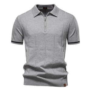 Dettaglio della polo in maglia grigia con colletto a zip e coste verticali testurizzate