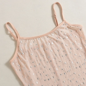 Détail de la robe en mesh rose avec paillettes argentées et fines bretelles réglables