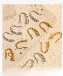 Vue détaillée des boucles d'oreilles en crochet en U poli, coloris or et argent
