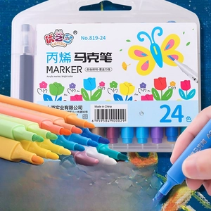 Primo piano di 24 pennarelli acrilici colorati in una custodia trasparente per disegno