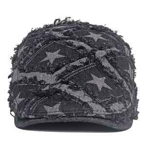 Vue détaillée d'une casquette gavroche en jean usé avec motif étoile et bords effilochés