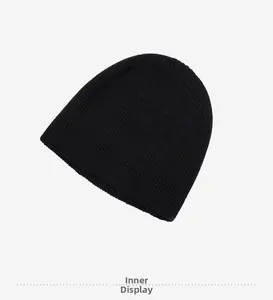 Vue détaillée de l'intérieur en maille côtelée douce du bonnet d'hiver noir