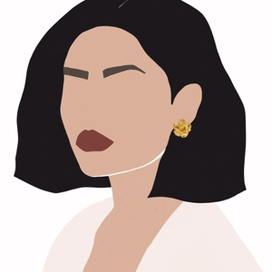 Gros plan d'une boucle d'oreille fleur dorée vintage sur modèle, fini métal