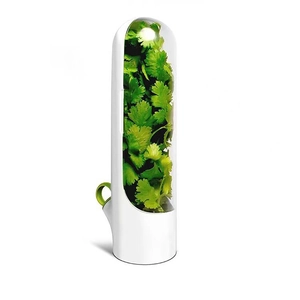 Gardien d'herbes blanches avec dôme transparent et languette verte pour le stockage