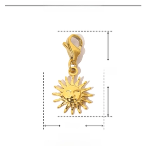 Parametri dimensionali del ciondolo a sole in acciaio dorato con misura altezza 23 mm