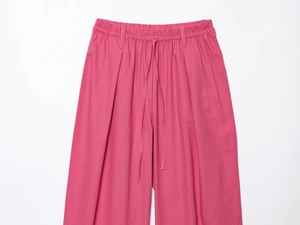 Détail du pantalon large en lin rose avec taille élastique et cordon de serrage réglable