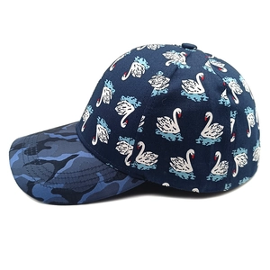 Berretto da baseball blu navy con cigni bianchi e visiera mimetica blu, vista laterale