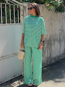 Set casual da donna a due pezzi a righe verdi e bianche con t-shirt e pantaloni larghi