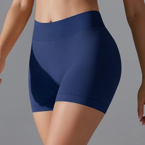 Détail du short de yoga taille haute montrant le tissu côtelé sans couture en bleu foncé