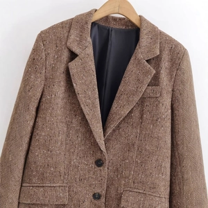 Blazer marron à chevrons pour femmes avec revers à encoche et fermeture à deux boutons