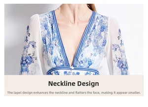 Gros plan du décolleté en V avec bouton chinois délicat sur robe imprimée bleue et blanche