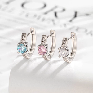 Trois créoles argentées minimalistes avec zircons ronds bleus, roses et blancs brillants