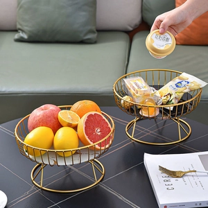 Corbeille à fruits nordique en fil doré avec base en marbre sur table basse déco