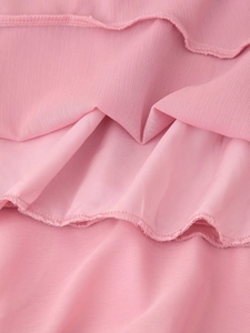 Detailansicht der rosa Chiffon-Rüschen mit weicher Textur und Lagenstoff-Design