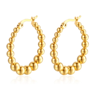 Boucles d'oreilles créoles dorées en acier inoxydable avec perles dégradées sur fond blanc