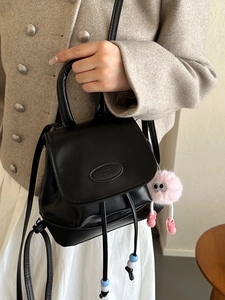 Zaino vintage in pelle nera con coulisse di perline e ciondolo di peluche rosa per donna