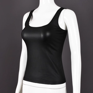 Vista lateral del top corto negro de cuero sintético con tirantes finos en maniquí