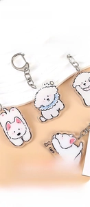 Détail du porte-clés Bichon en acrylique double face de 4 cm avec film protecteur