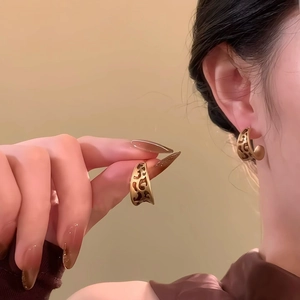 Boucles d'oreilles dorées en forme de C avec motif léopard ajouré pour un look rétro chic