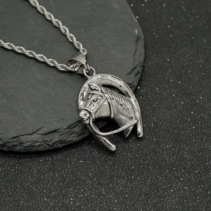 Collier hip hop en acier inoxydable argenté avec pendentif fer à cheval et tête de cheval