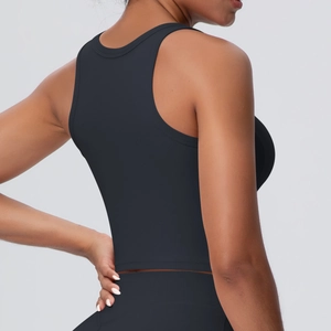 Detailansicht des schwarzen Racerback Yoga Sport-BHs mit nahtlosem Stoff und Halt