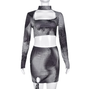 Ensemble deux pièces femme avec imprimé grille noir et blanc, haut découpé et jupe courte