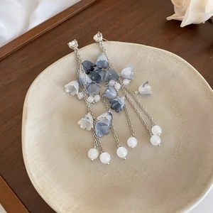 Detail von Maiglöckchen-Ohrringen mit blauem Farbverlauf auf einer Keramikschale