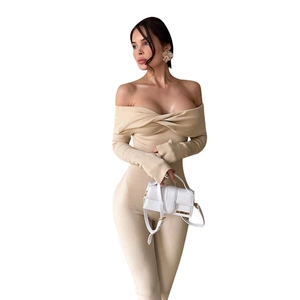 Tuta beige con spalle scoperte a maniche lunghe in tessuto a coste aderente