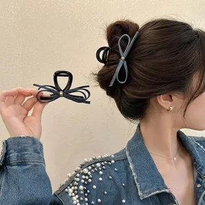 Détail de pinces à cheveux en denim avec nœud, texture tissu et boucle dorée chic