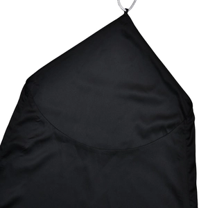 Détail d'une robe dos nu en satin noir avec chaîne argentée et design élégant dos nu