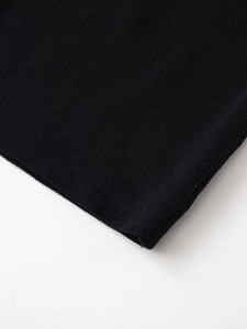 Vue macro détaillée de la texture en maille côtelée noire sur un haut de qualité