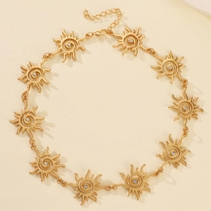 Collana girocollo dorata con ciondoli a sole in zircone e chiusura regolabile