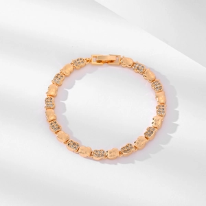Detailansicht des vergoldeten Herzgliederarmbands mit funkelndem Zirkonia-Besatz