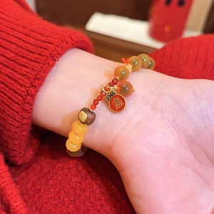 Detailansicht des roten Achat-Perlenarmbands im neuen chinesischen Stil mit Anhänger