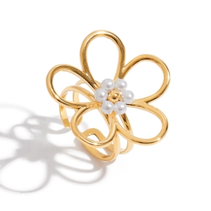 Bague fleur en acier inoxydable plaqué or 18K avec grappe de perles sur fond blanc