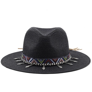 Chapeau de paille noir rétro avec bande ethnique et breloques en argent pour plage d'été