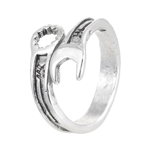 Detailansicht eines Vintage-Schraubenschlüssel-Rings mit silbernem Antik-Finish