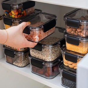 Récipients alimentaires en plastique transparent avec couvercles noirs pour le rangement