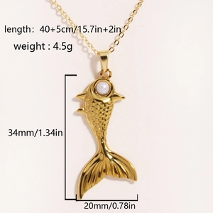Détail d'un pendentif poisson doré avec perle, dimensions 34mm x 20mm et longueur de chaîne