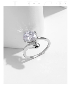 Détail du poinçon argent S925 et du zircon ovale sur la bague serpent unique