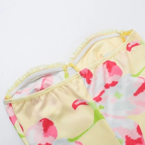Détail du tissu à fleurs jaunes avec bande élastique blanche sur une robe bustier