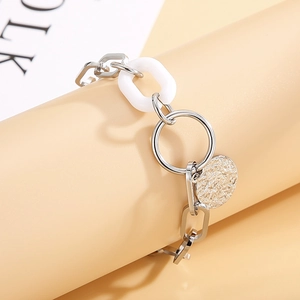 Bracelet Chaîne En Acier Inoxydable Avec Maillon En Résine Blanche Et Pendentif Disque Rond Martelée Bijoux Géométriques Femmes