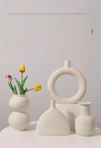 Détail de la texture des vases en céramique mate aux formes géométriques